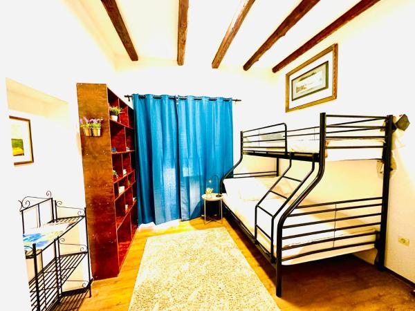 HOSTEL ART & JOY : photo 2 de la chambre chambre triple avec salle de bains privative