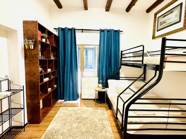 HOSTEL ART & JOY : photo 3 de la chambre chambre triple avec salle de bains privative