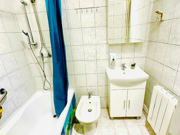 HOSTEL ART & JOY : photo 4 de la chambre chambre quadruple avec salle de bains privative