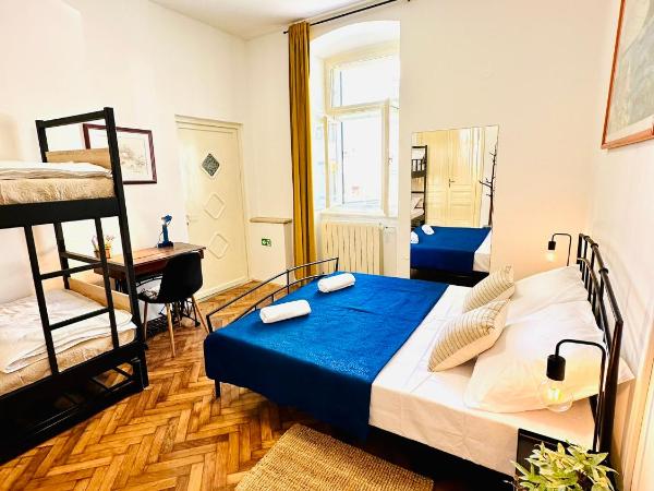 HOSTEL ART & JOY : photo 5 de la chambre chambre quadruple avec salle de bains privative