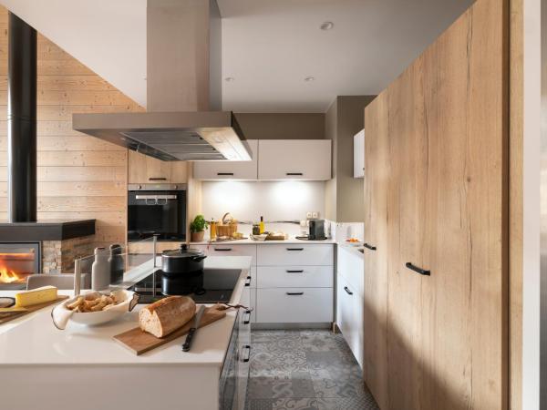 Résidence Pierre & Vacances Premium L'Hévana : photo 9 de la chambre appartement 3 chambres avec cheminée et sauna (8 personnes)