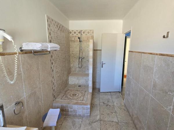 Auberge les Aromes : photo 4 de la chambre chambre familiale (4 adultes) 