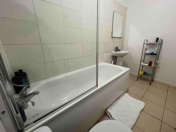 St Pancras Private Rooms : photo 7 de la chambre chambre double avec salle de bains commune