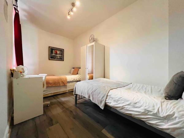 St Pancras Private Rooms : photo 3 de la chambre chambre triple avec salle de bains commune