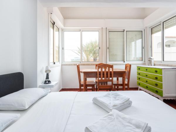 BLife Faro Beach Hostel : photo 7 de la chambre chambre triple avec salle de bains commune