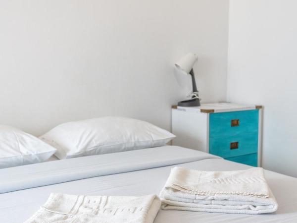 BLife Faro Beach Hostel : photo 8 de la chambre chambre triple avec salle de bains commune