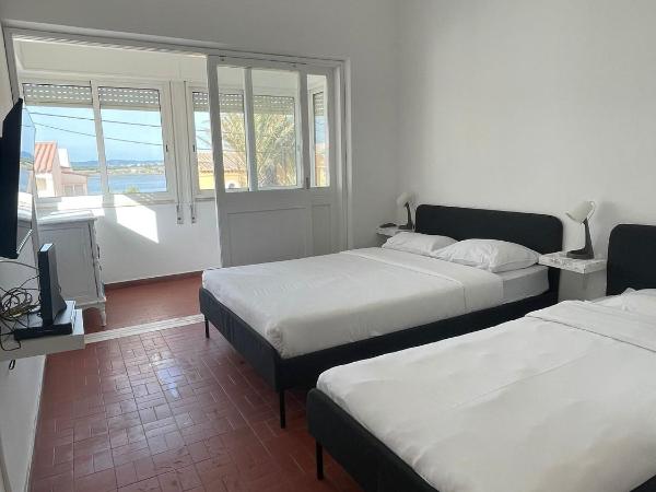 BLife Faro Beach Hostel : photo 6 de la chambre chambre triple avec salle de bains commune