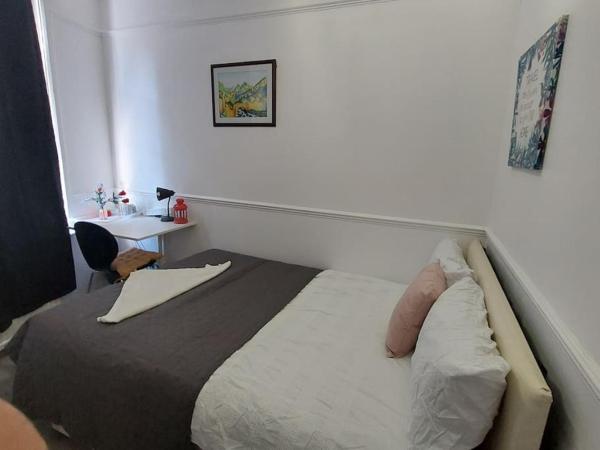 St Pancras Private Rooms : photo 1 de la chambre chambre double avec salle de bains commune