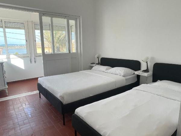 BLife Faro Beach Hostel : photo 4 de la chambre chambre triple avec salle de bains commune