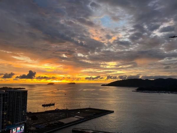 Jesselton Quay Kota kinabalu Seaview : photo 2 de la chambre two-bedroom deluxe apartment with ocean view