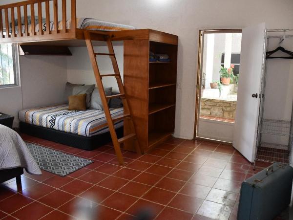 la playita hostal : photo 1 de la chambre chambre familiale avec salle de bains privative