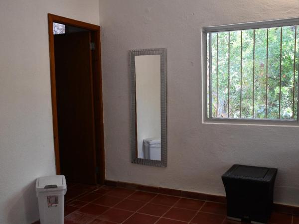 la playita hostal : photo 7 de la chambre chambre familiale avec salle de bains privative