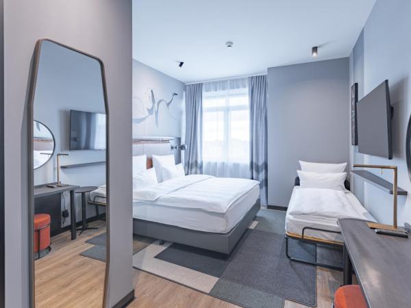 TITANIC Comfort Kurfürstendamm : photo 1 de la chambre chambre triple affaires lit king-size