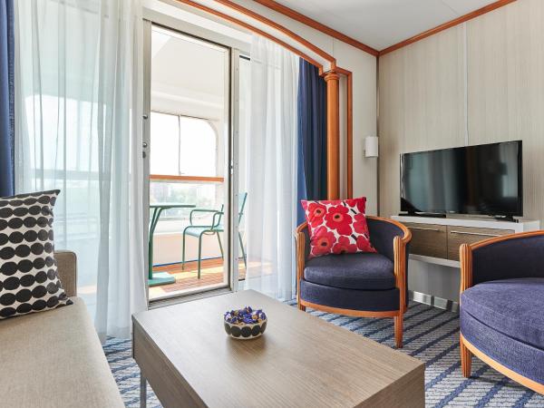 Silja Line ferry - Helsinki 2 nights return cruise to Stockholm : photo 2 de la chambre commodore cabin with balcony and sea view