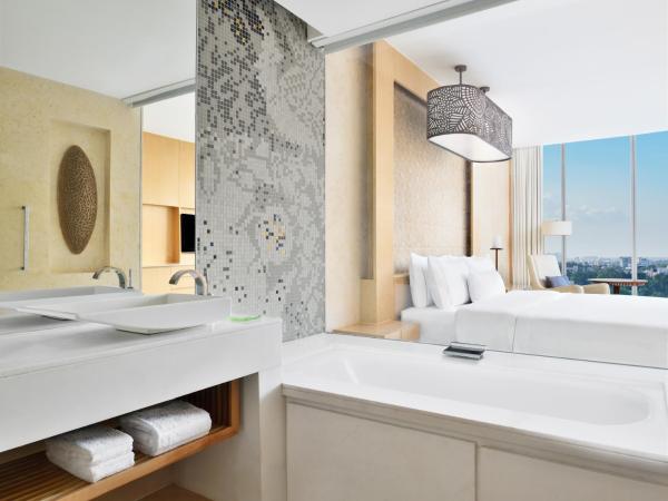 The Westin Gurgaon, New Delhi : photo 2 de la chambre chambre lit king-size de luxe - vue sur ville