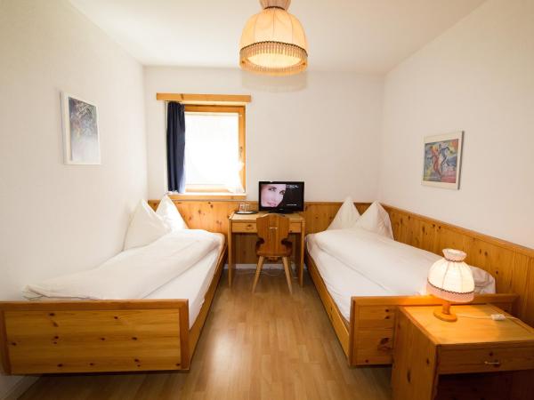 Hotel Dischma : photo 1 de la chambre chambre double Économique - annexe