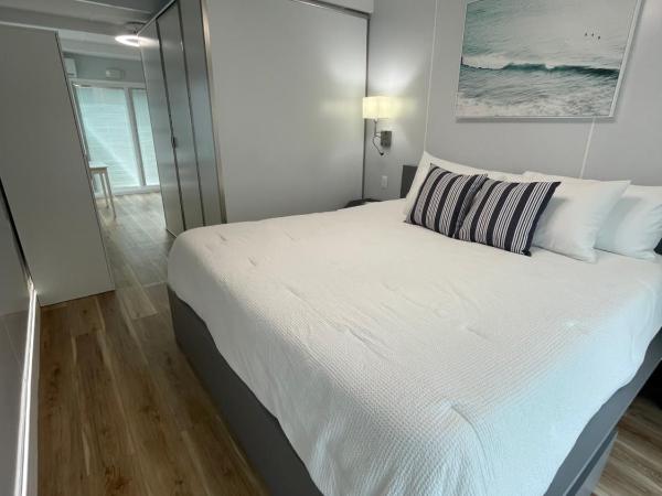 Unique Houseboat Modern and New : photo 9 de la chambre bungalow - front de mer