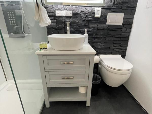 Unique Houseboat Modern and New : photo 10 de la chambre bungalow - front de mer