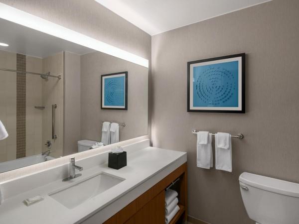 Hyatt Place Denver Cherry Creek : photo 4 de la chambre queen room with two queen beds, sofa bed and accessible tub