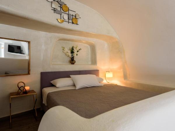 Strogili : photo 7 de la chambre studio troglodyte traditionnel (2-3 adultes) - annexe - vue sur caldera