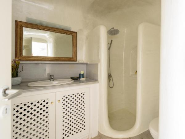 Strogili : photo 1 de la chambre studio troglodyte traditionnel (2-3 adultes) - annexe - vue sur caldera