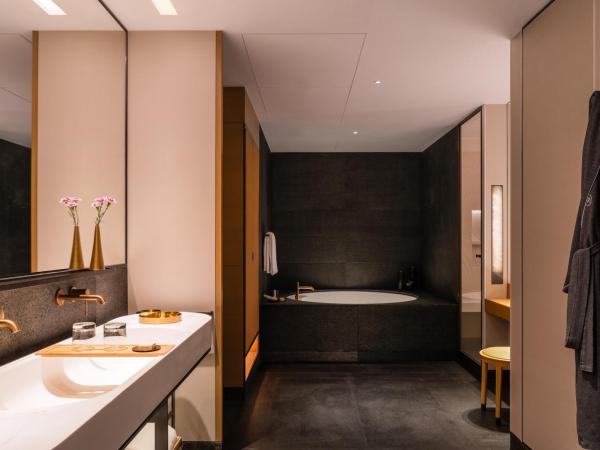 Regent Hong Kong : photo 4 de la chambre one-bedroom suite with harbour view and spa bath - club access