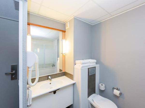 ibis Sisteron : photo 4 de la chambre chambre standard avec 1 lit double et 2 lits simples