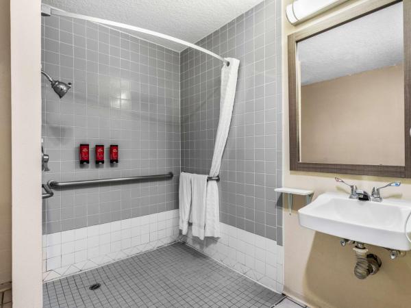 SureStay Hotel by Best Western Albuquerque Midtown : photo 4 de la chambre chambre lit king-size avec douche accessible en fauteuil roulant - adaptée aux personnes à mobilité réduite