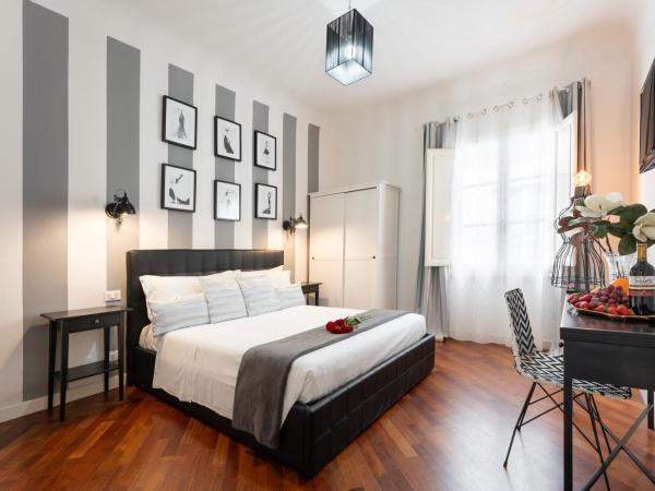 Entire flat with 6 Rooms & 6 Bathrooms, 210 SQMs at Most Historical Center with LIFT !!! : photo 2 de la chambre chambre double deluxe