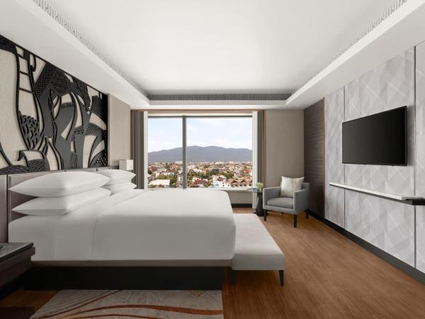 Chiang Mai Marriott Hotel : photo 2 de la chambre large corner king suite with mountain view - high floor/club lounge access