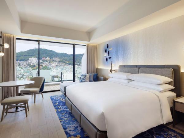 Nagasaki Marriott Hotel : photo 1 de la chambre premium king room with sofa bed, balcony and mountain view