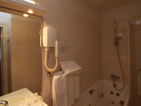 Hôtel d’Angleterre Grenoble Hyper-Centre : photo 4 de la chambre chambre familiale supérieure