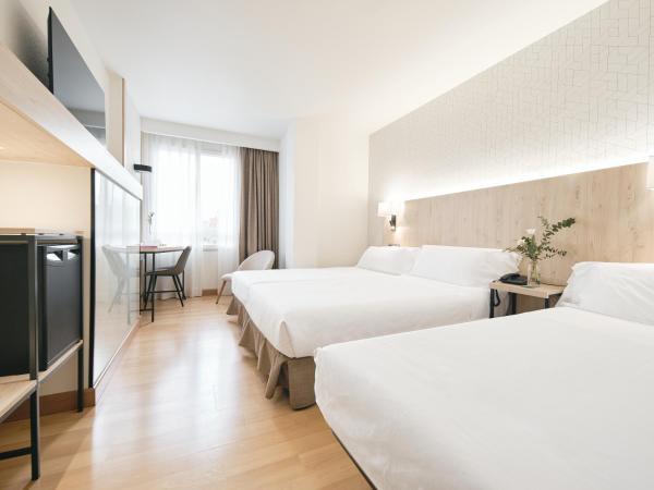 Hotel Albret : photo 1 de la chambre chambre double avec lit d'appoint (3 adultes)