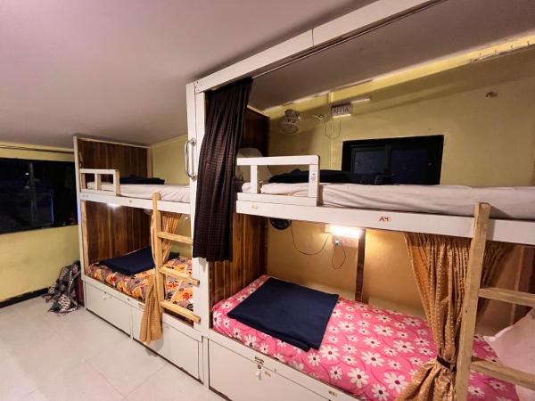 Star Dormitory Mumbai : photo 1 de la chambre lit simple dans dortoir pour hommes avec salle de bains commune
