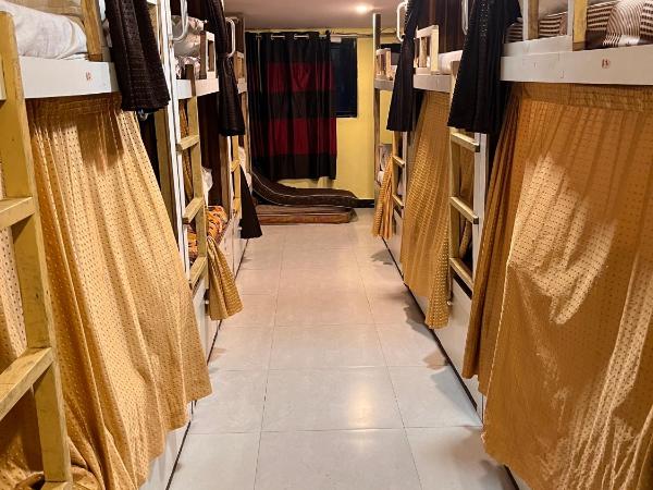 Star Dormitory Mumbai : photo 3 de la chambre lit simple dans dortoir pour hommes avec salle de bains commune