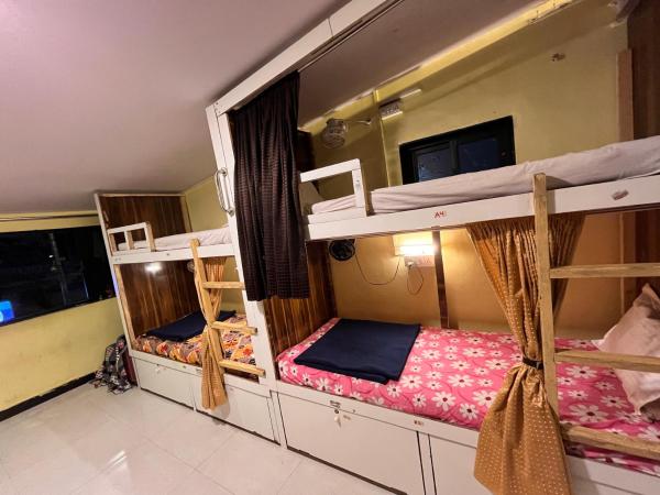 Star Dormitory Mumbai : photo 9 de la chambre lit simple dans dortoir pour hommes avec salle de bains commune