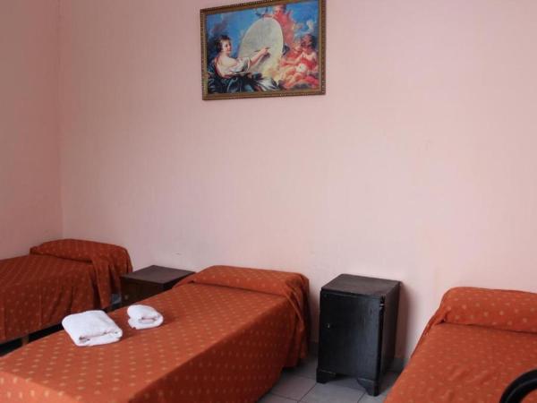 Hotel Piamonte : photo 2 de la chambre chambre triple avec salle de bains privative