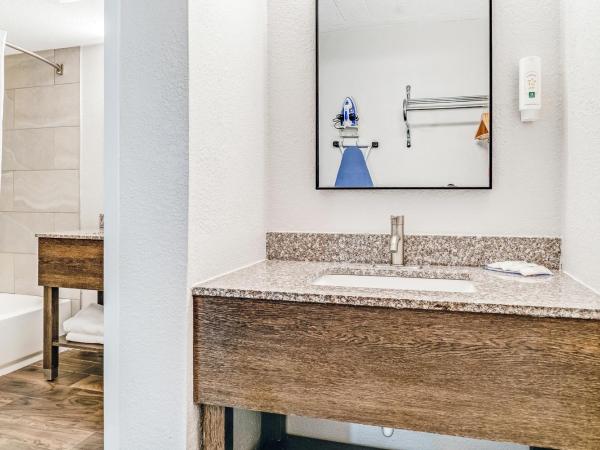 Quality Inn Detroit Downtown : photo 1 de la chambre suite double avec 2 lits doubles - non-fumeurs