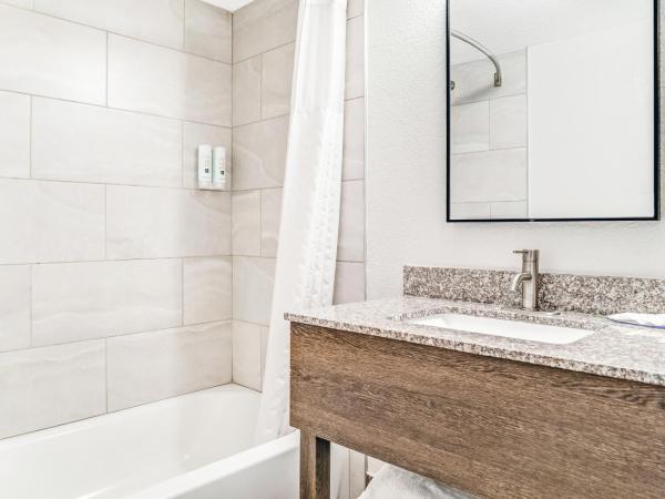 Quality Inn Detroit Downtown : photo 4 de la chambre chambre lit king-size - non-fumeurs