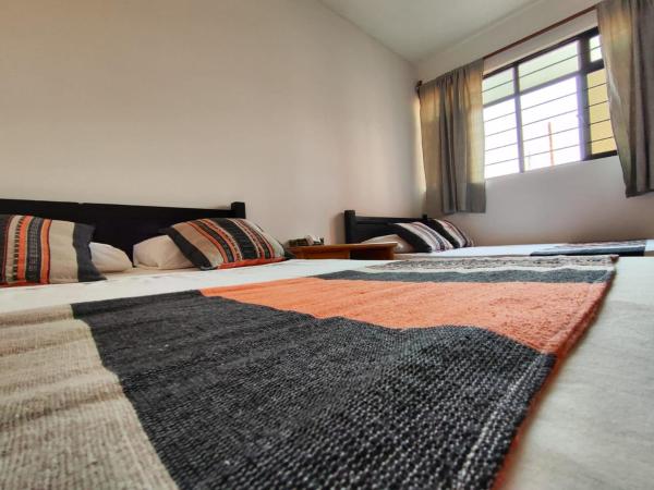 HOSTAL CHOCOLATE CALENDA : photo 10 de la chambre chambre quadruple classique