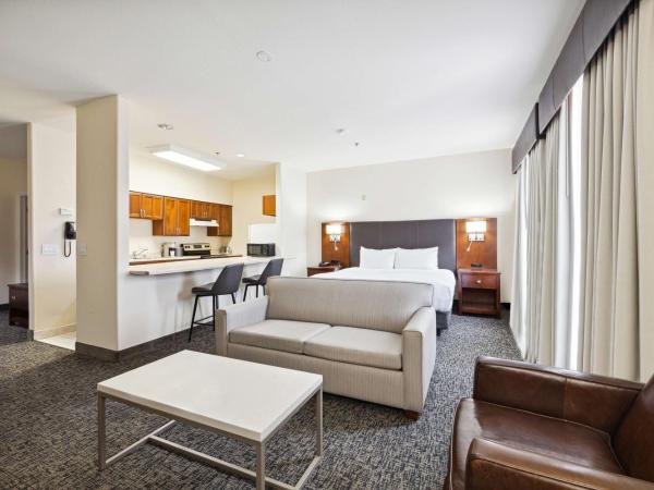 Best Western Plus Downtown Inn & Suites : photo 1 de la chambre suite lit king-size avec cuisine