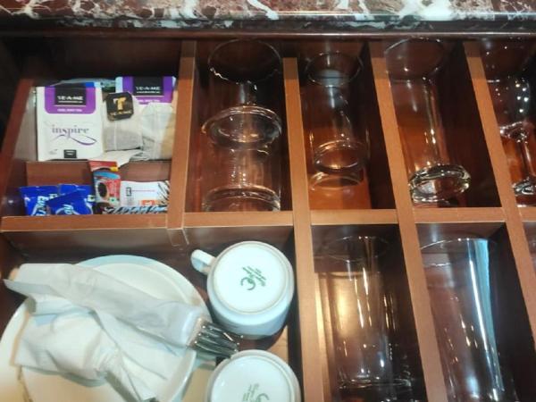 SkyCity Hotel Gurgaon : photo 1 de la chambre royal suite with 15 min head or foot massage ,2hrs conference meeting room , free night club !(subject to availability)