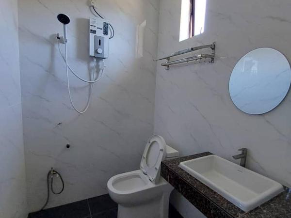 Cempaka Beach Resort : photo 1 de la chambre chambre triple - vue sur la piscine