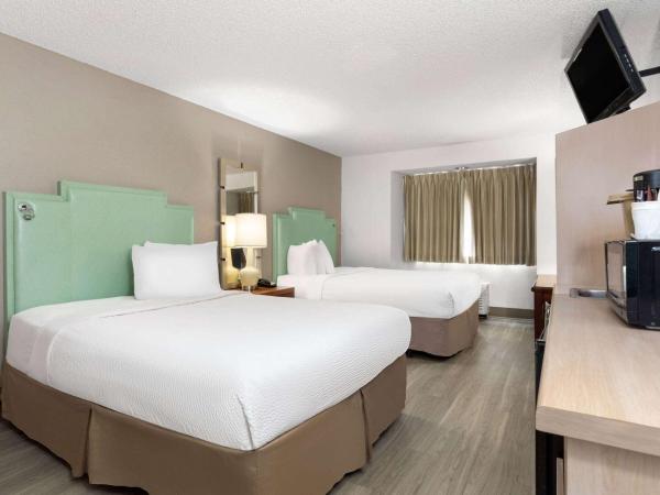Baymont by Wyndham Orlando-International Dr-Universal Blvd : photo 1 de la chambre queen studio suite with two queen beds, mobility/hearing access and tub with grab bars, non-smoking