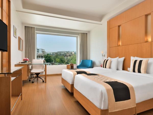 Ramada By Wyndham Jaipur : photo 2 de la chambre club twin non-smoking room : enjoy fruit platter & cookies platter ,complimentary mini bar in room,tea/coffee and 01 cooked snack in the lobby level restaurant (coffee shop) till 19:30hrs,20% discount on f&b, 20 % discount on spa