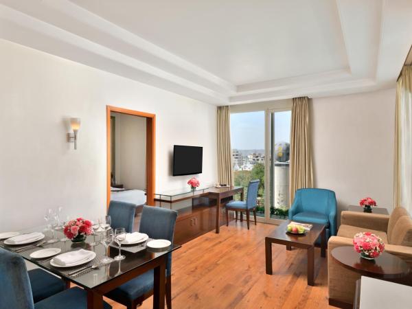 Ramada By Wyndham Jaipur : photo 1 de la chambre club suite smoking : enjoy fruit platter & cookies platter ,complimentary mini bar in room,tea/coffee and 01 cooked snack in the lobby level restaurant (coffee shop) till 19:30hrs,20% discount on f&b, 20 % discount on spa
