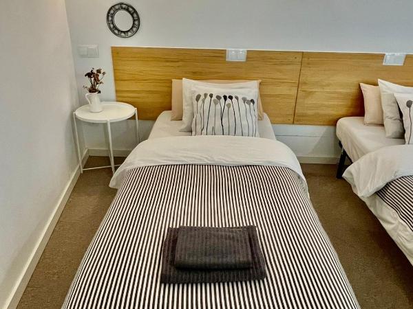 Hola Hostel Alicante : photo 5 de la chambre chambre double ou lits jumeaux avec salle de bains commune