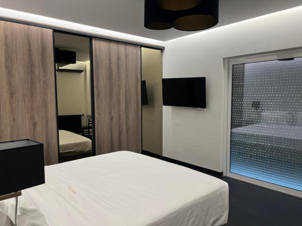 Coral Hotel Athens : photo 7 de la chambre appartement 2 chambres avec balcon et vue sur la mer