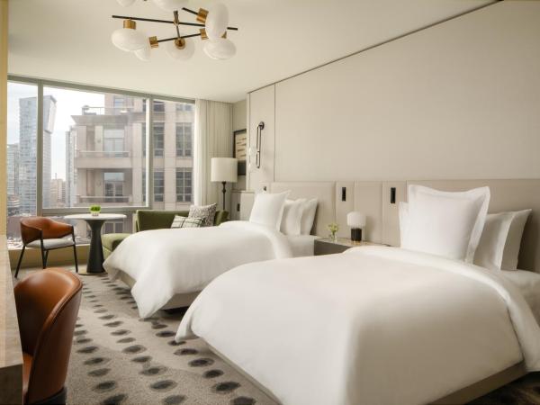 Four Seasons Hotel Toronto at Yorkville : photo 1 de la chambre chambre supérieure avec 2 lits doubles