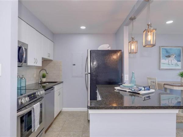 Oceanfront Condo with Indoor Pool : photo 2 de la chambre suite lit king-size - vue sur mer